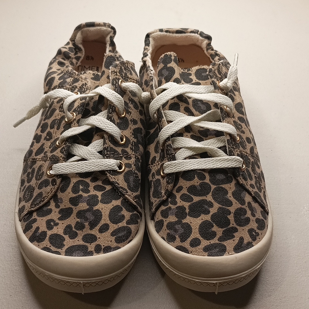 Fashionable leopard print tennis shoes